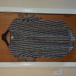 Cato Short Sleeved Tunic - Black/White Floral - Size 22/24 (B8)